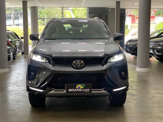 TOYOTA HILUX SW4 2.8 D-4D TURBO DIESEL DIAMOND 7L 4X4 AUTOMÁTICO TOYOTA HILUX SW4 2.8 D-4D TURBO DIESEL DIAMOND 7L 4X4 AUTOMÁTICO